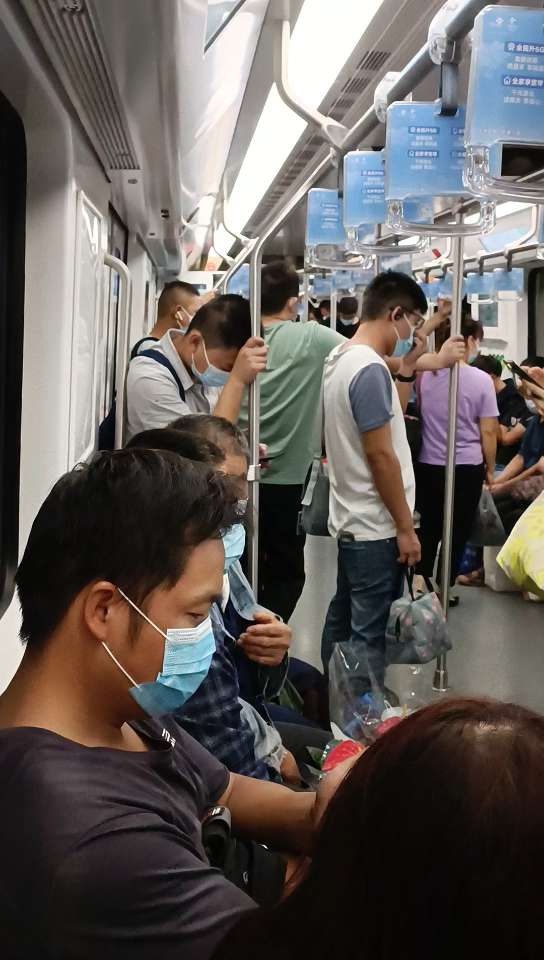 我在他乡挺好的之一个人去看病 坐了首班地铁 没想到人还是这么多