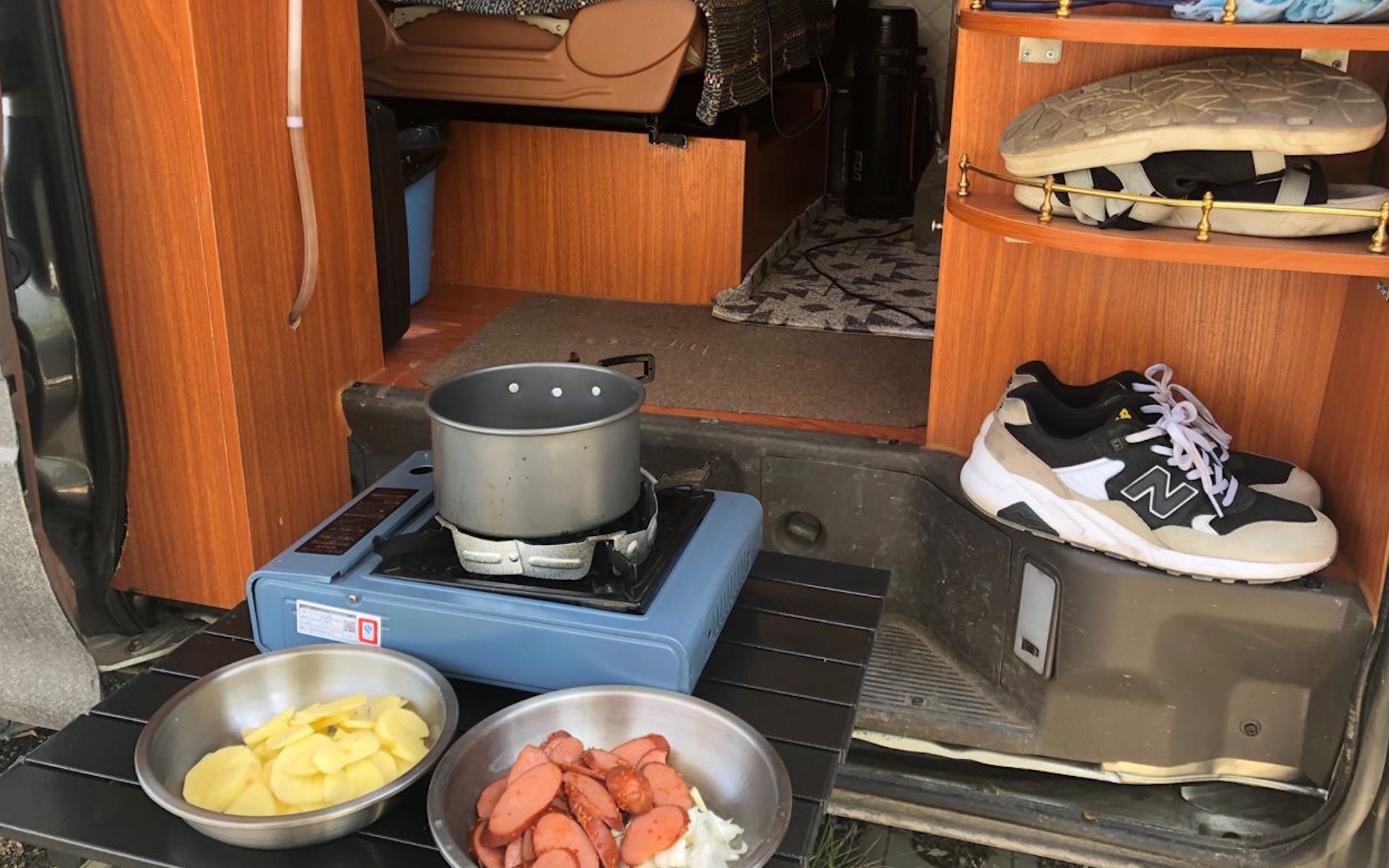 小伙开房车旅行,在停车场洗衣做饭!