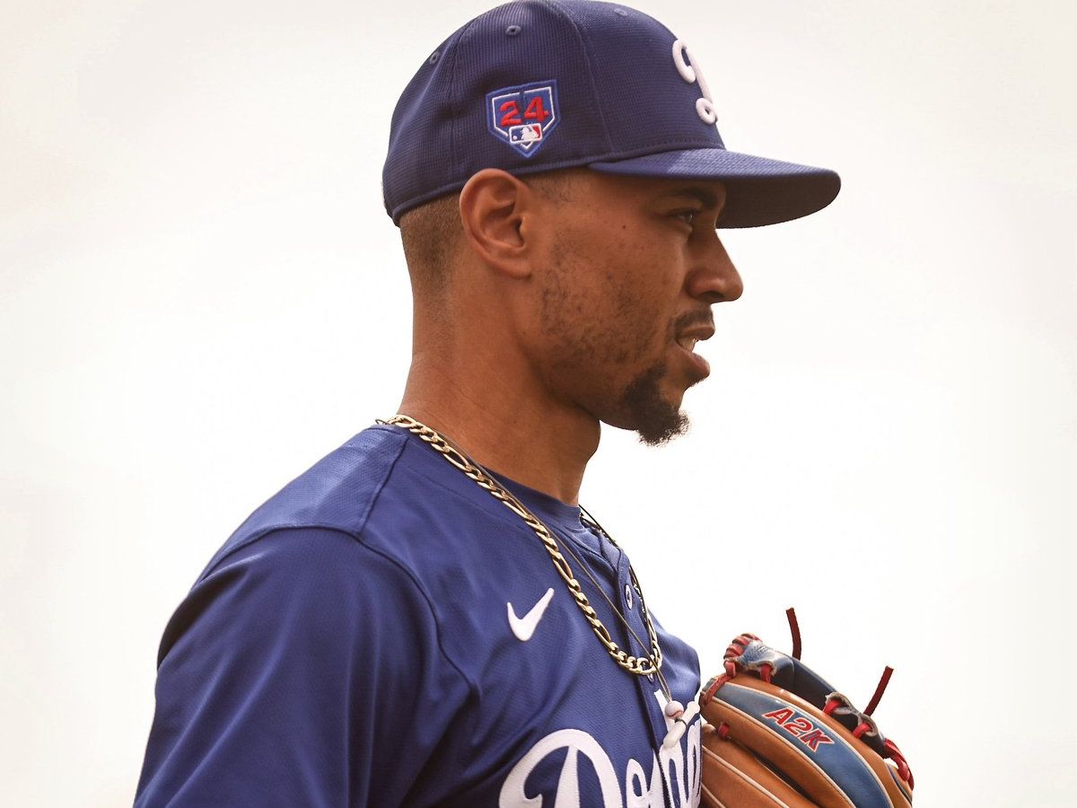 洛杉矶道奇队宣布将球队二垒手mookie betts移防游击防区