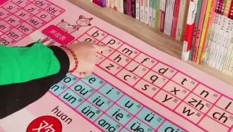 有了这个学习桌垫，写作业的同时，还能学习拼音和乘法口诀，桌垫厚实还防水防污
