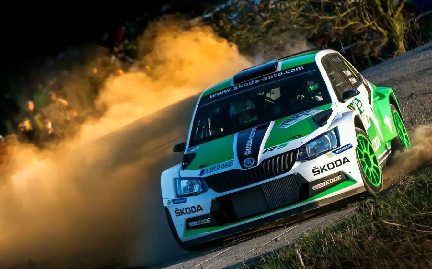 世界上最疯狂的wrc拉力赛,现场观众比司机还激动,真正的陆地飞行器