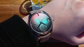 这不是apple Watch吗 做得还挺像的嘛 H Moser Cie 亨利慕时swiss Alp Watch S 哔哩哔哩 つロ干杯 Bilibili