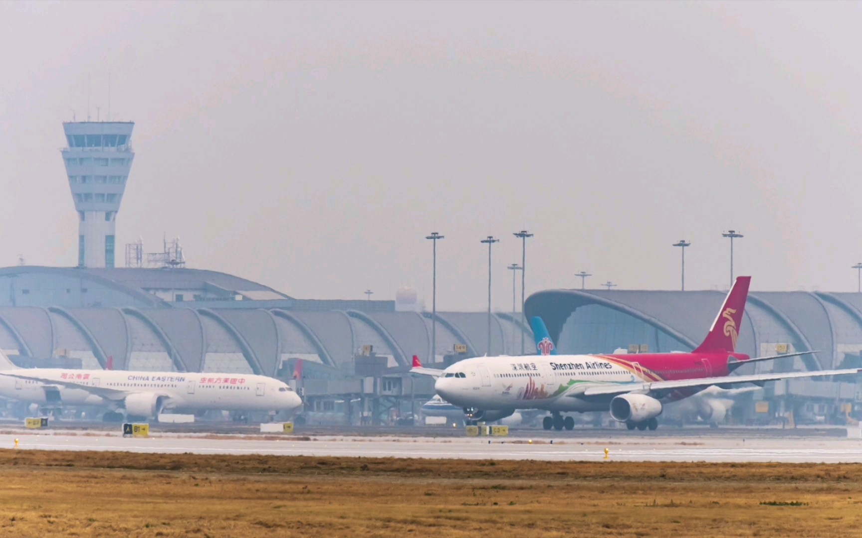 深圳航空彩绘机a330滑行