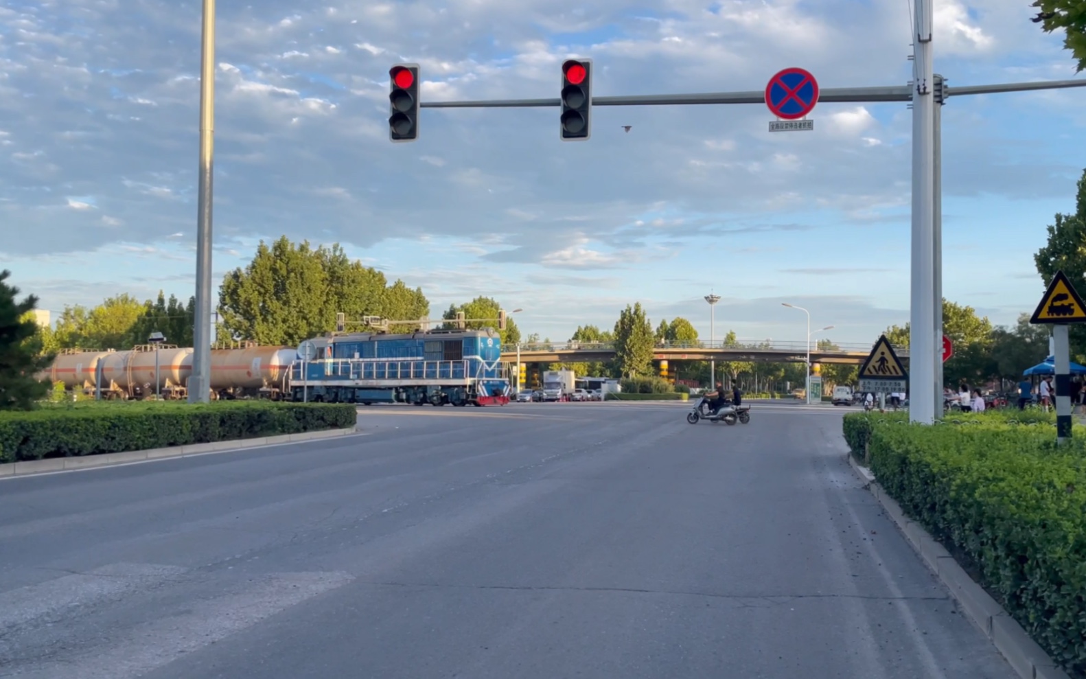 无遮挡的火车路口-白天