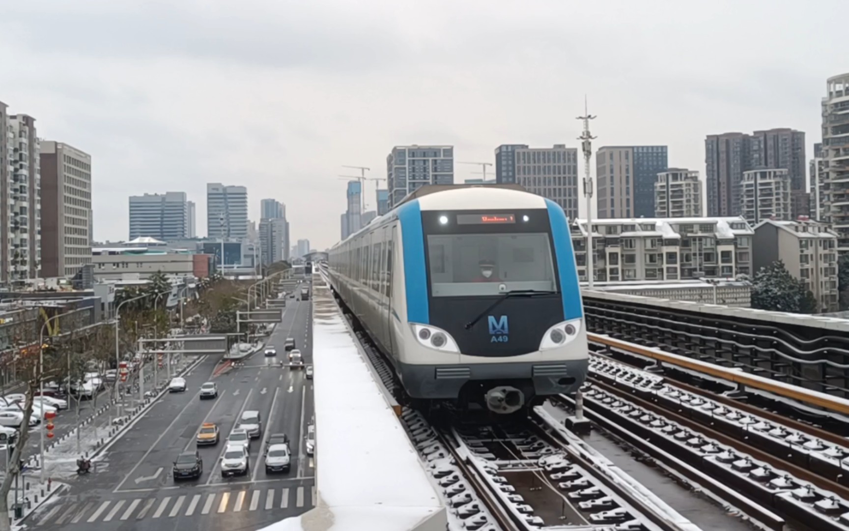雪天的武汉地铁1号线进出站