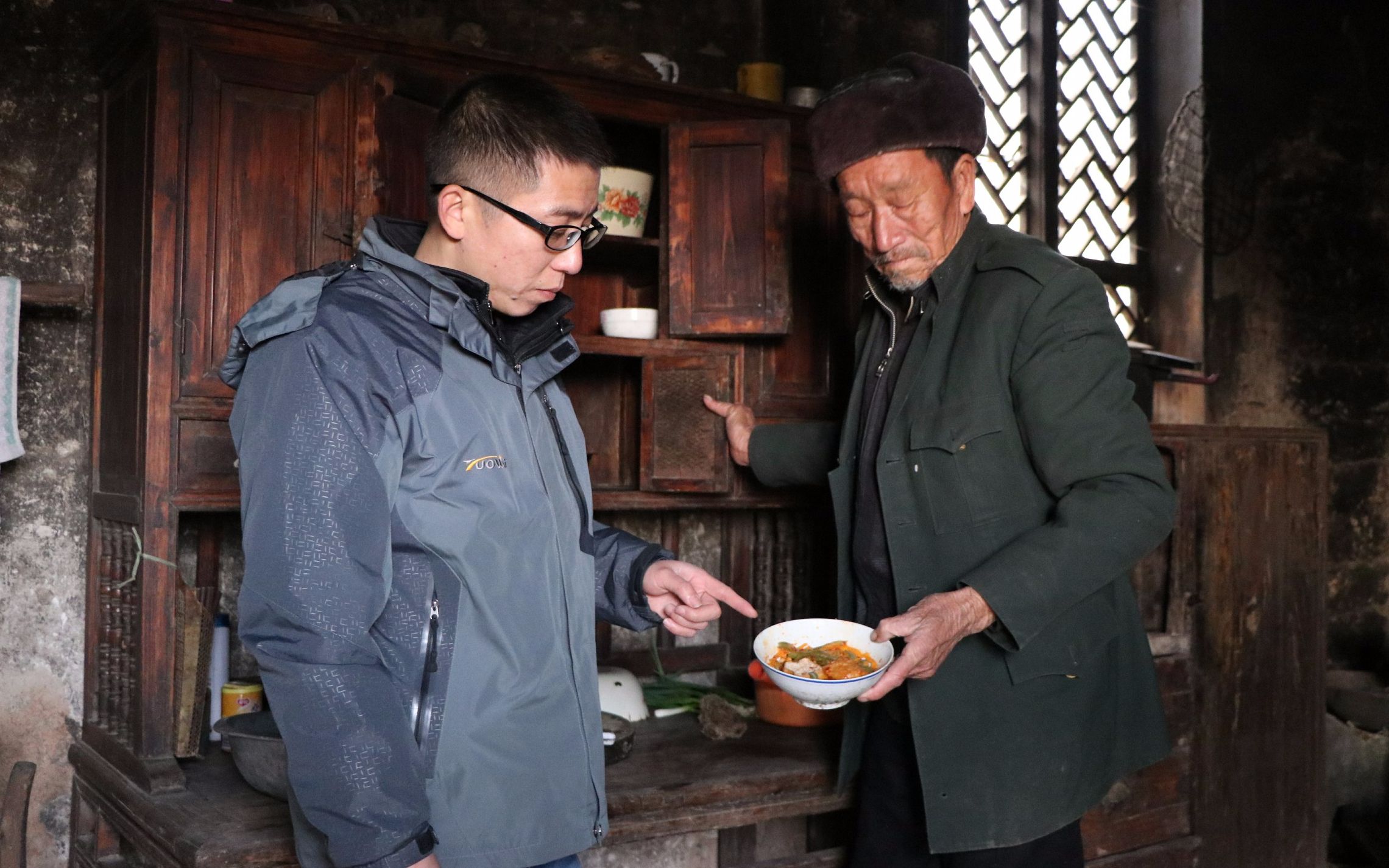 农村老爷爷靠2块油豆腐下饭,现场被他的生活场景震撼了_哔哩哔哩 (゜