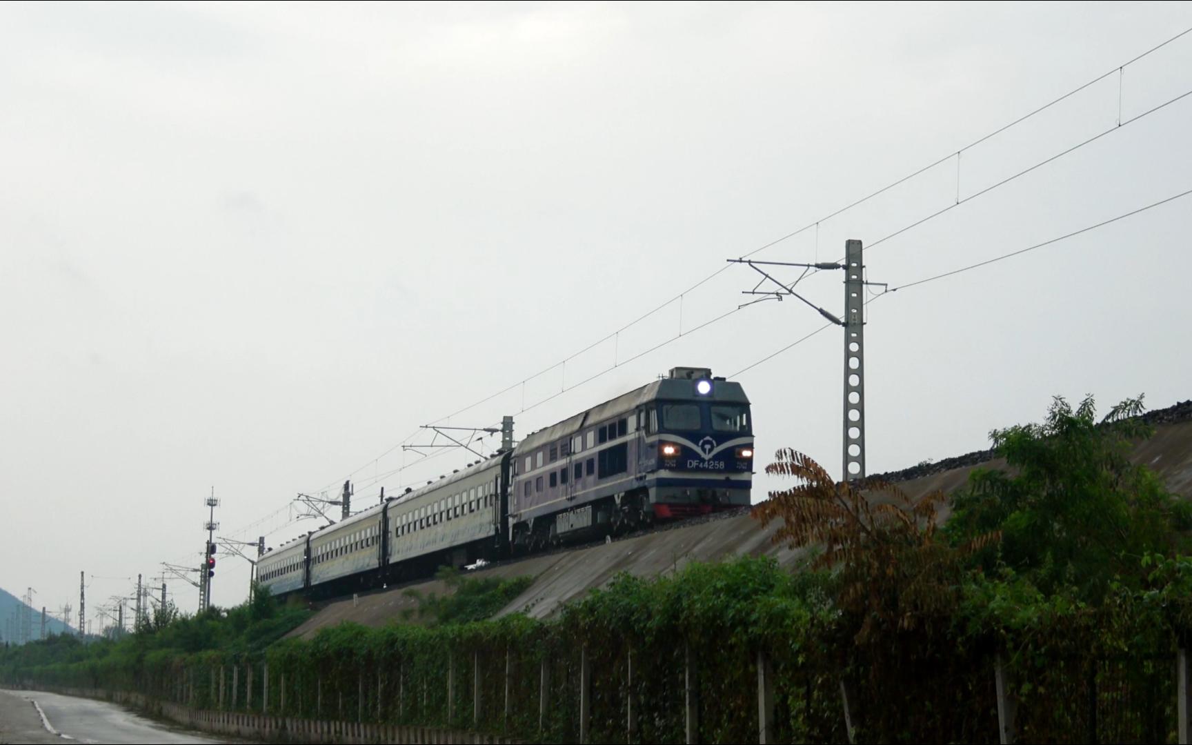 京通线,非空客车4472次,本务东风4c蓝猫