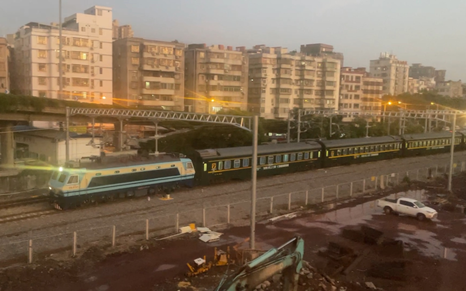 广铁广段ss80141牵引广州东-上海南的z100次直达特快列车接近京广线