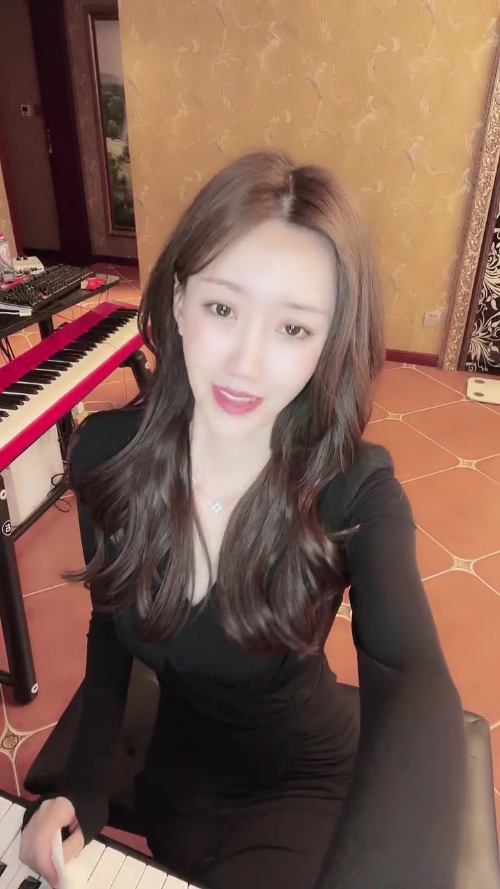 抖音女神弹钢琴的小姐姐