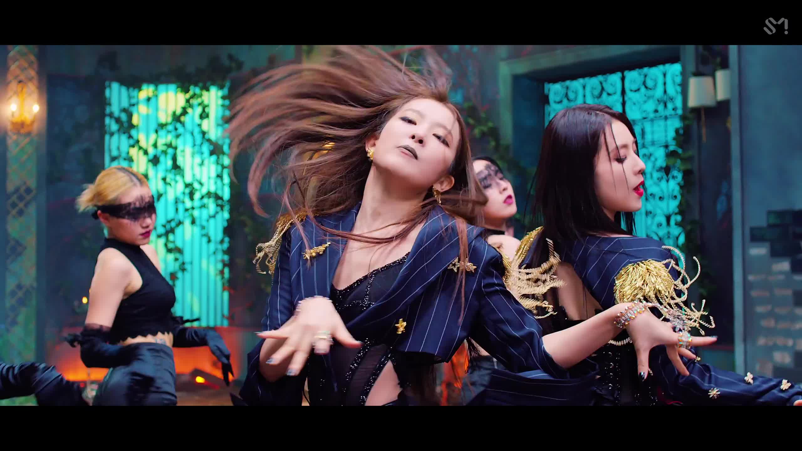 red velvet - irene & 涩琪seulgi monster mv