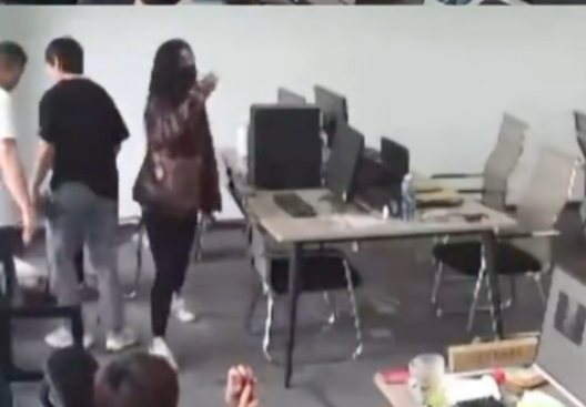 说是打小三，衣服都扒了。  