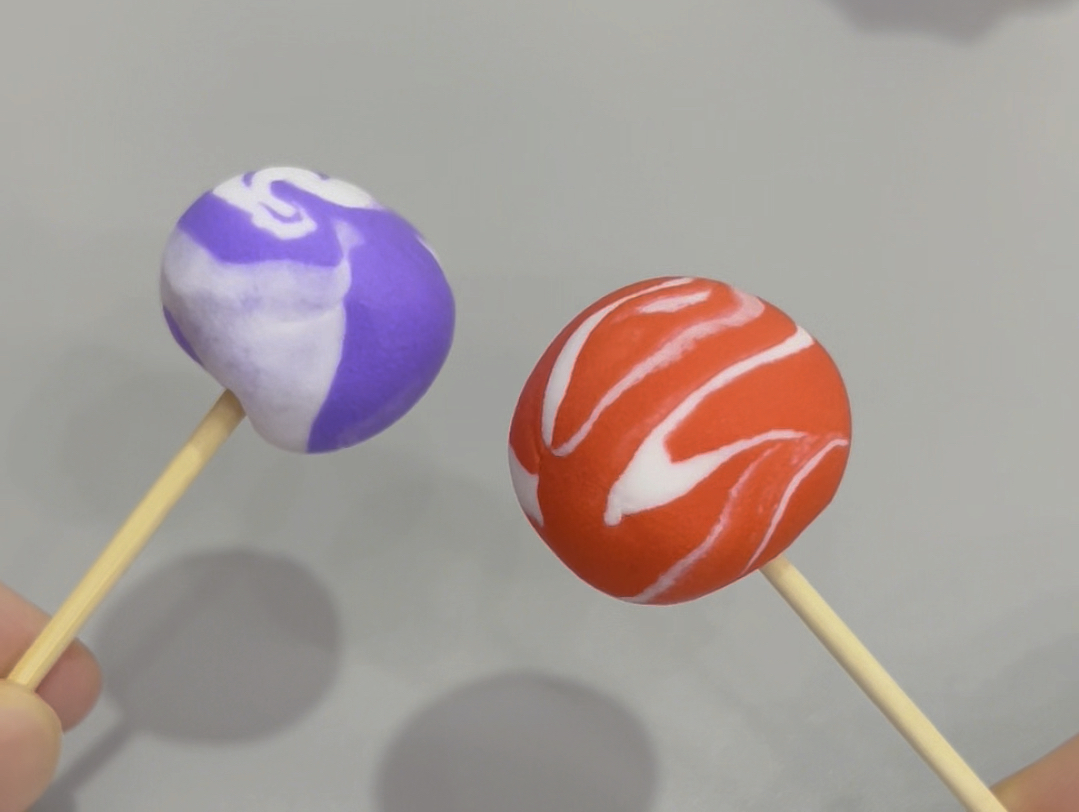 用粘土一起来做超级简单的棒棒糖吧!