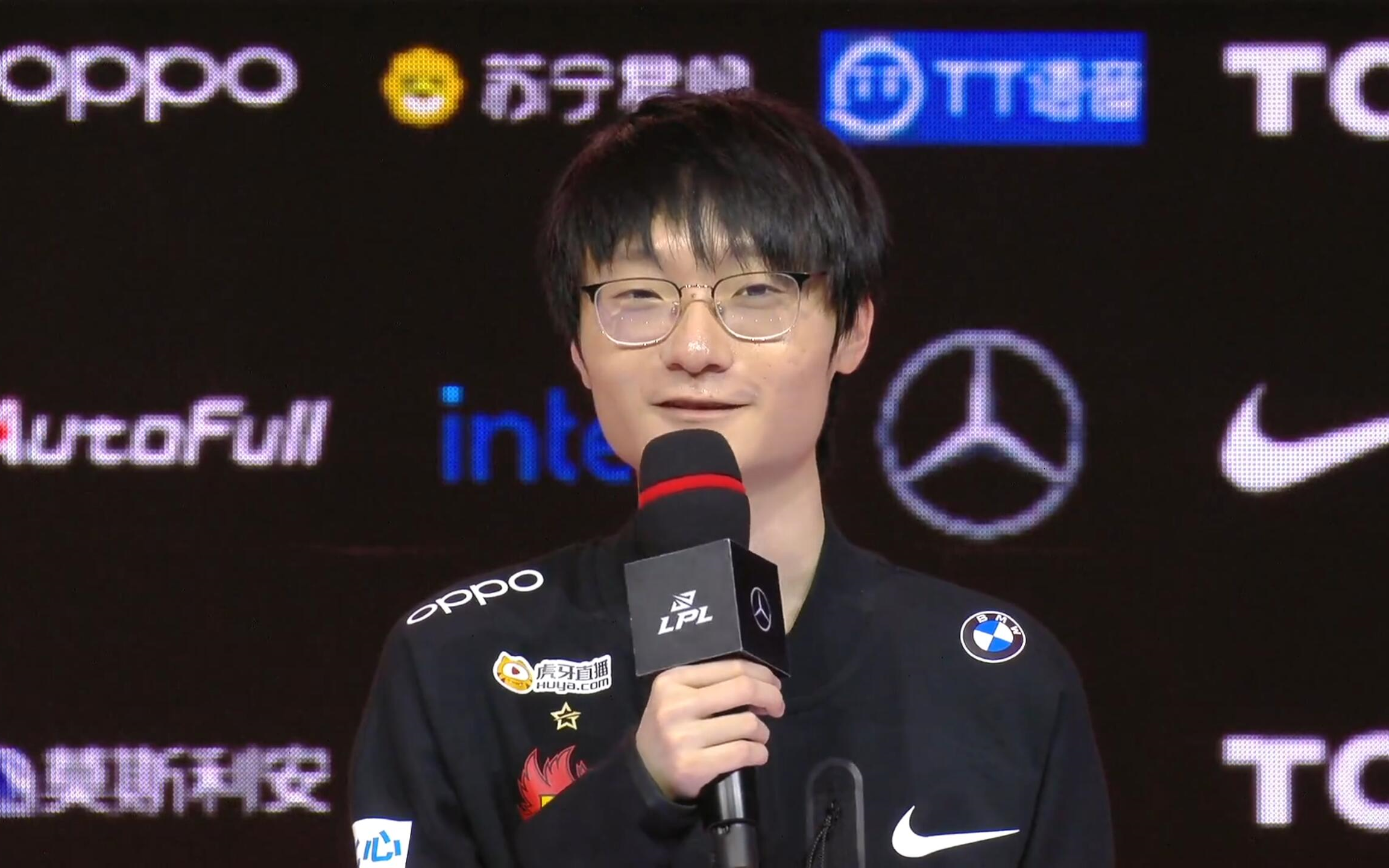 tt vs fpx赛后采访小兲 粉丝互动环节_电子竞技热门视频