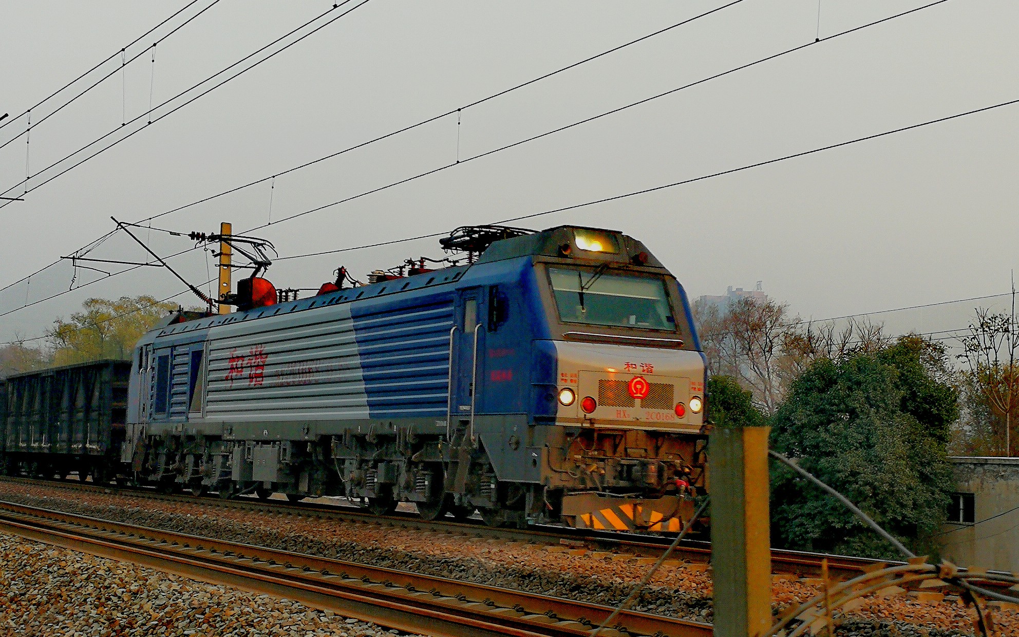 新月线拍车,2c日常牵引货列通过,焦作到直通场客车8256次通过,西瓜本