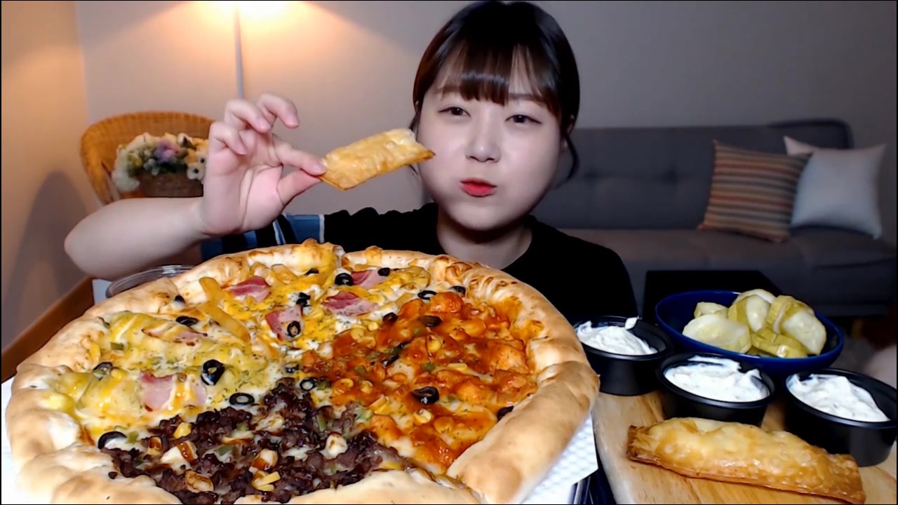 吃播剪说话 孝宁小姐姐吃无敌拉丝软乎乎的大披萨_哔哩哔哩_bilibili
