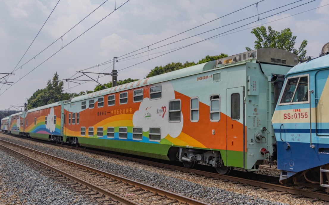 【中国铁路】带去光明的"彩虹列车"