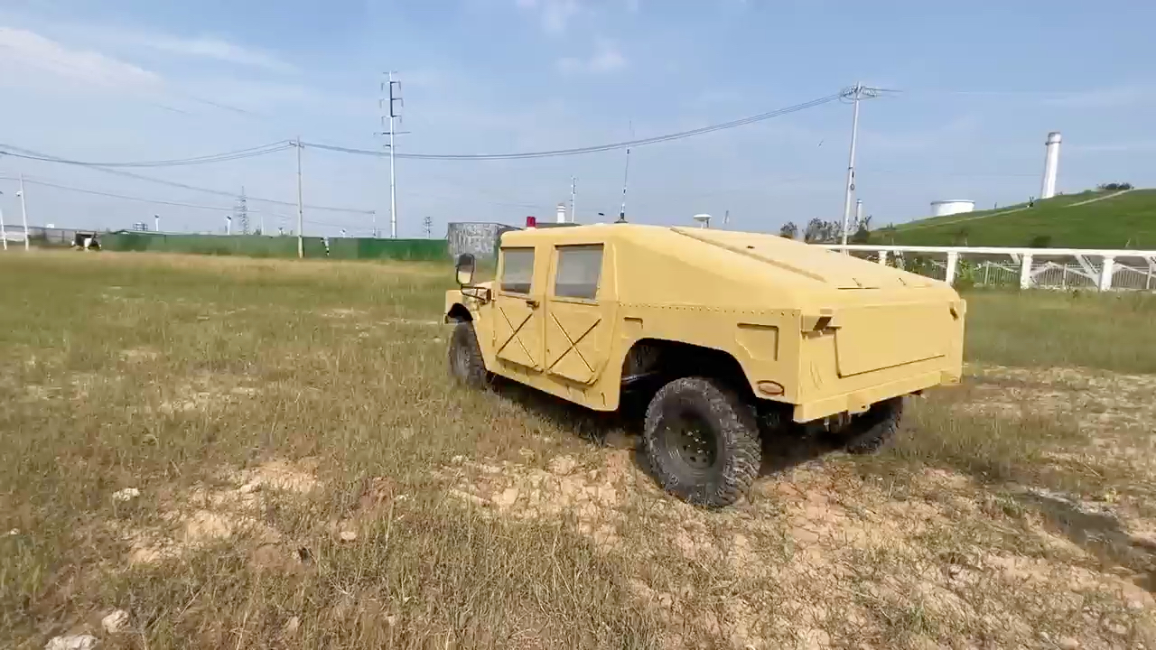 仿悍马无人越野车!酷!