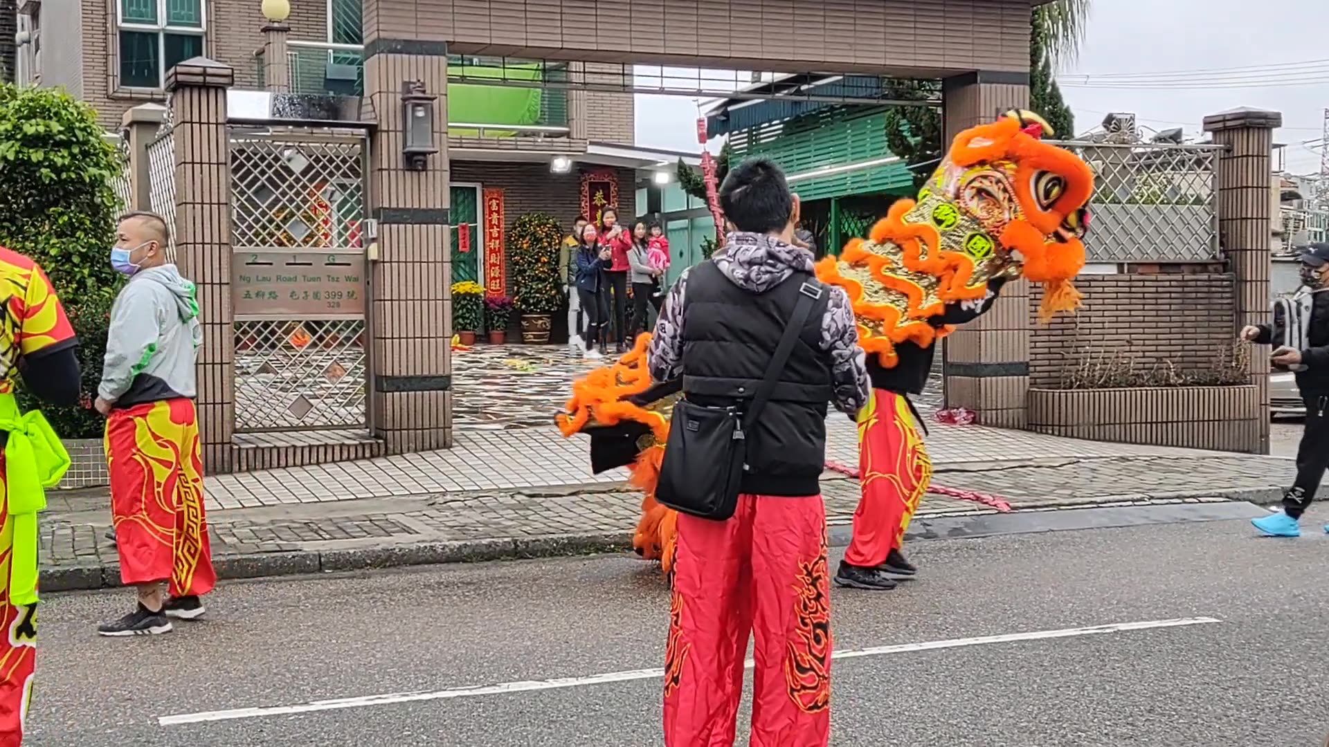 香港过年实拍,有点年的味道了,舞狮团队敲锣打鼓挨家挨户拜年,很热闹.哔哩哔哩bilibili