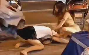 Скачать видео: （这也能解说？！）街头综合格斗赛，混双组女子爆锤！！！