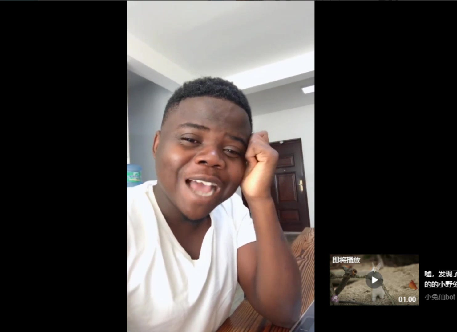 得意的黑人小哥!