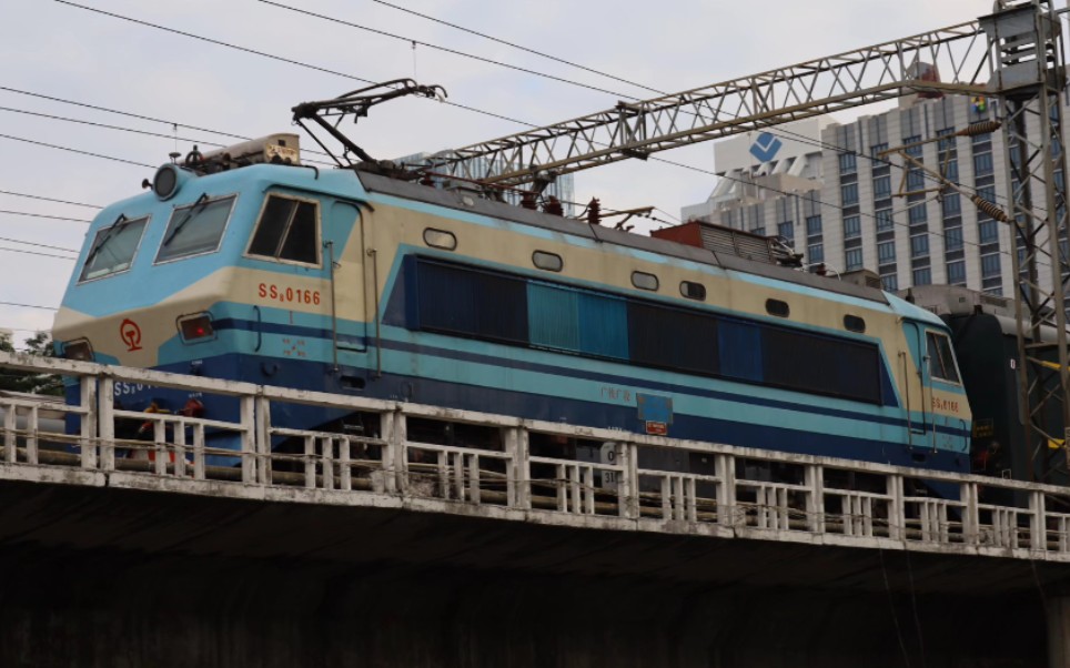 【单品】/积压视频/由ss8-0166担任尾机的z8005减速驶入深圳站