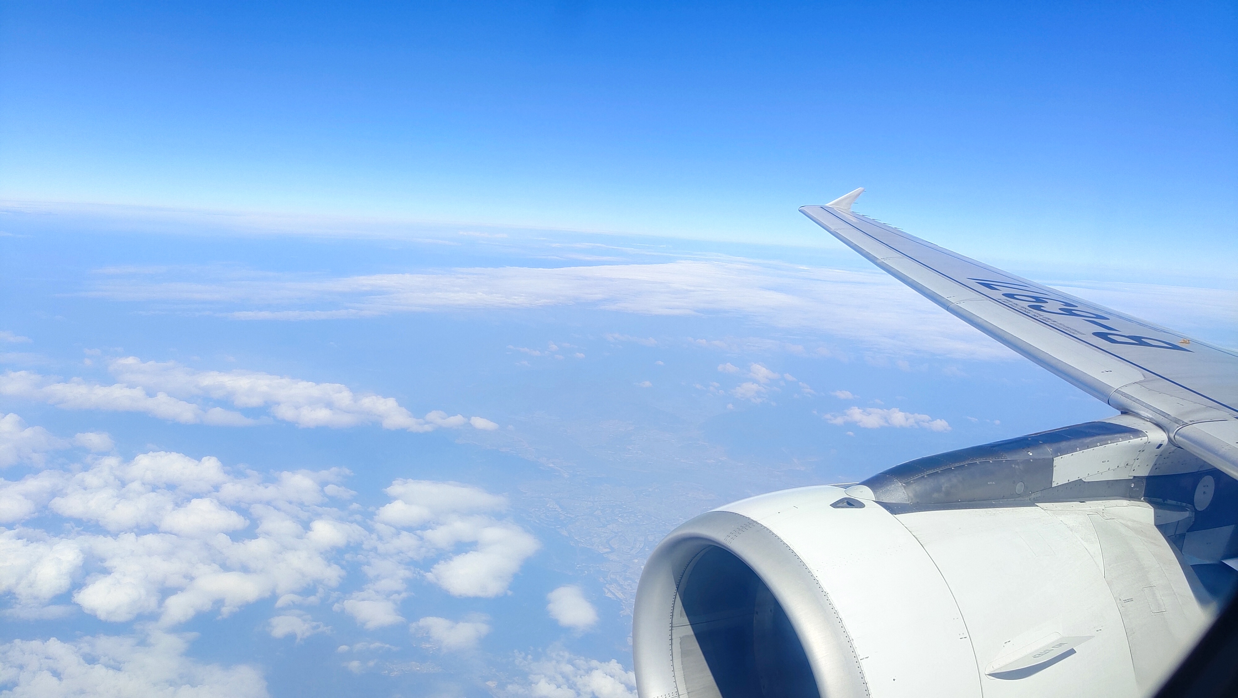 搭乘廉航春秋航空,杭州到揭阳准点到达,空中蓝天白云景色绝美