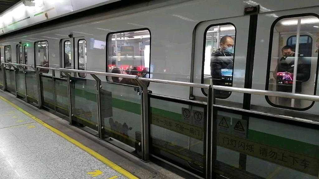 上海地铁2号线安达西门子列车西瓜出站蔡卫阳拍摄