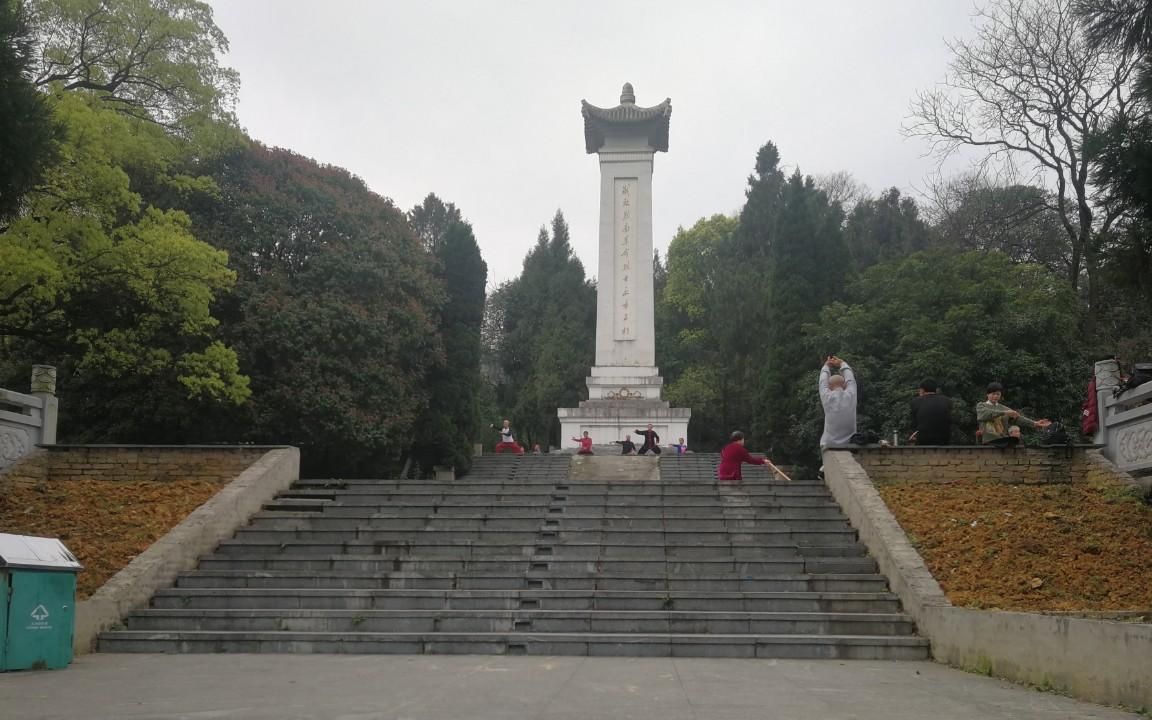 貴州都勻市,西山公園,很多老年人在練功