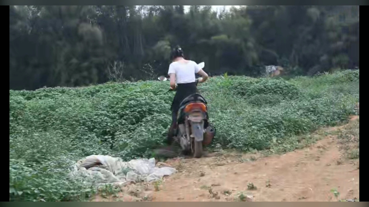 美女踩发并骑玩她的踏板摩托车