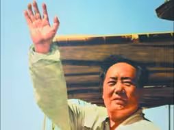 珍贵历史影像！毛主席畅游长江。今天是毛泽东诞辰131周年纪念日，缅怀，致敬！