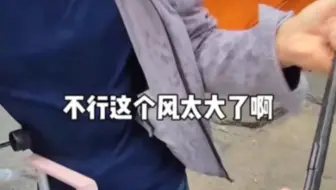暴雨天盲人出行有多难。