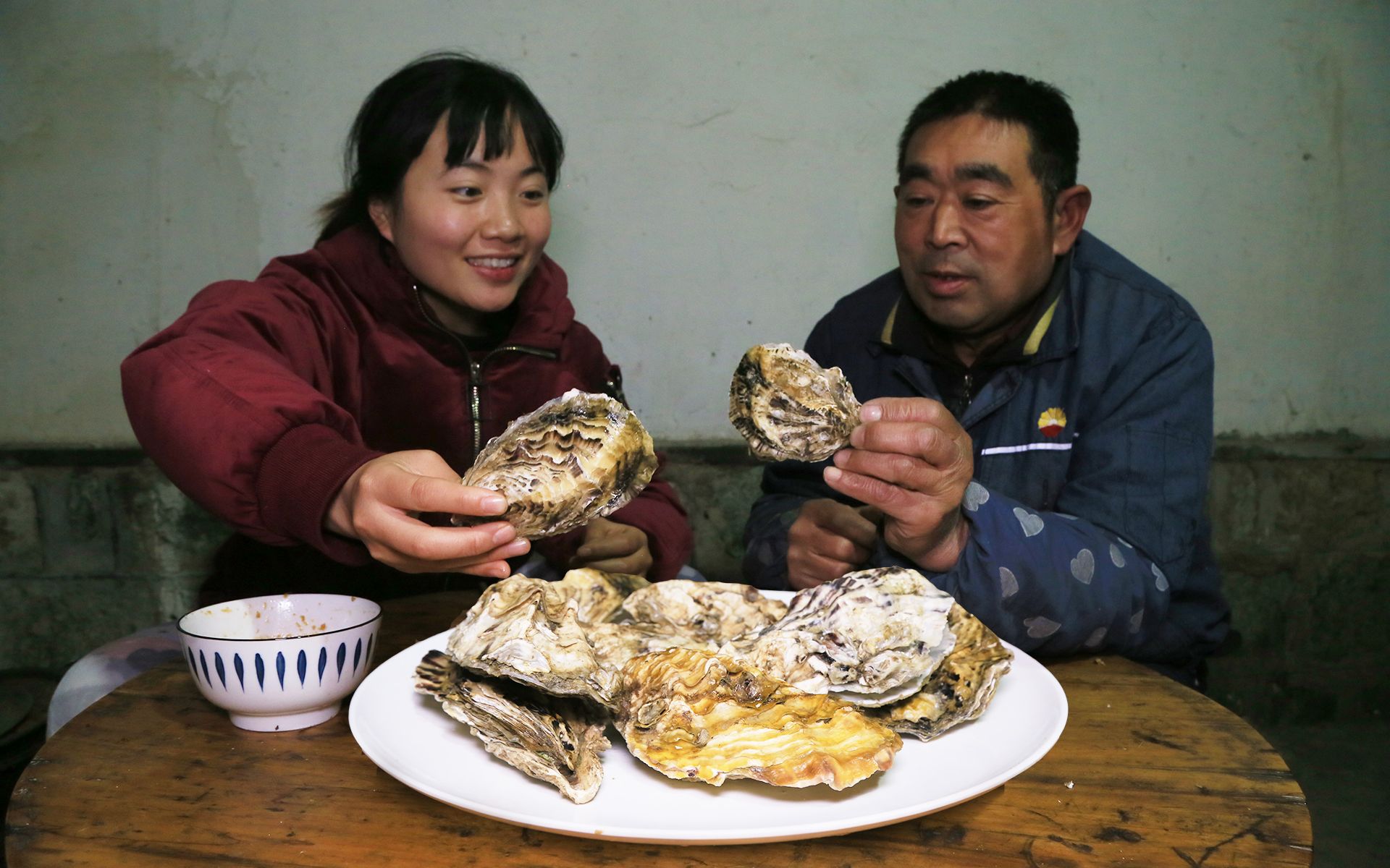 老爸想吃生蚝,小玉花25买了8个大生蚝,没想到一个比一个肥哔哩哔哩bilibili