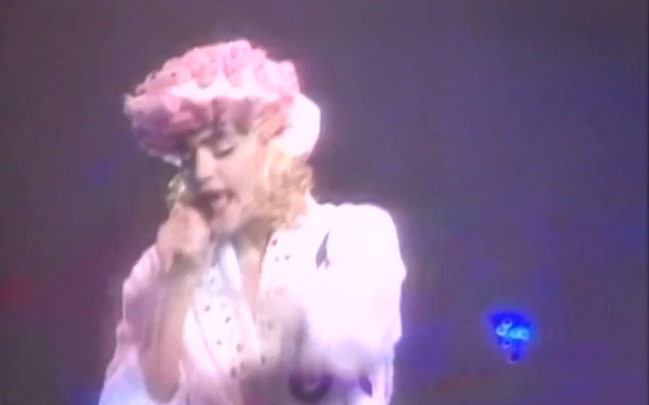 [图]【物质女孩】Madonna - Material Girl (Live 1990 Blond Ambition Tour in Nice)