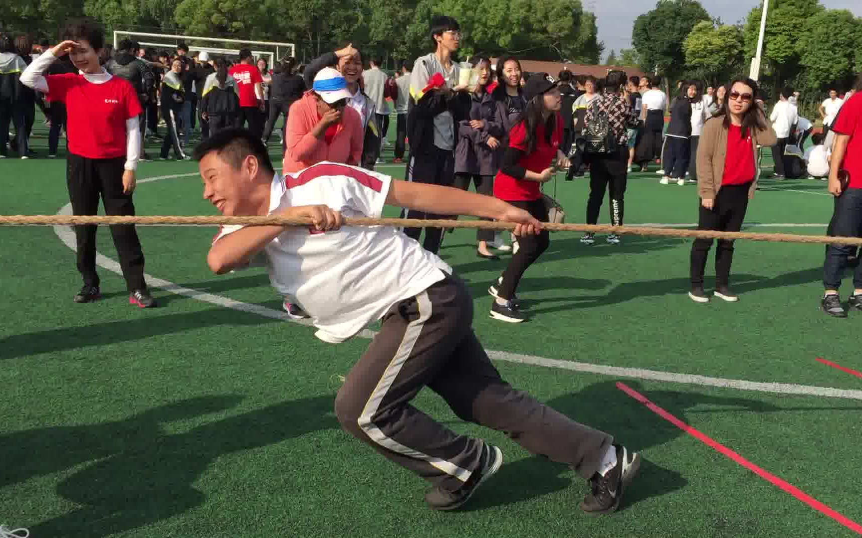 运动会拔河比赛