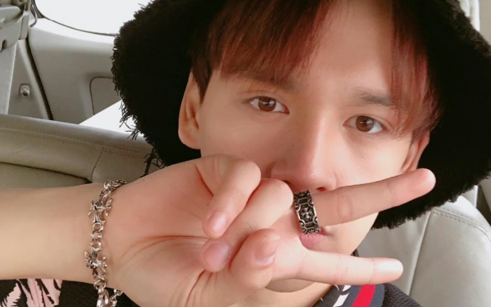 阮陈忠君收到粉丝的一堆礼物遭denis嫉妒