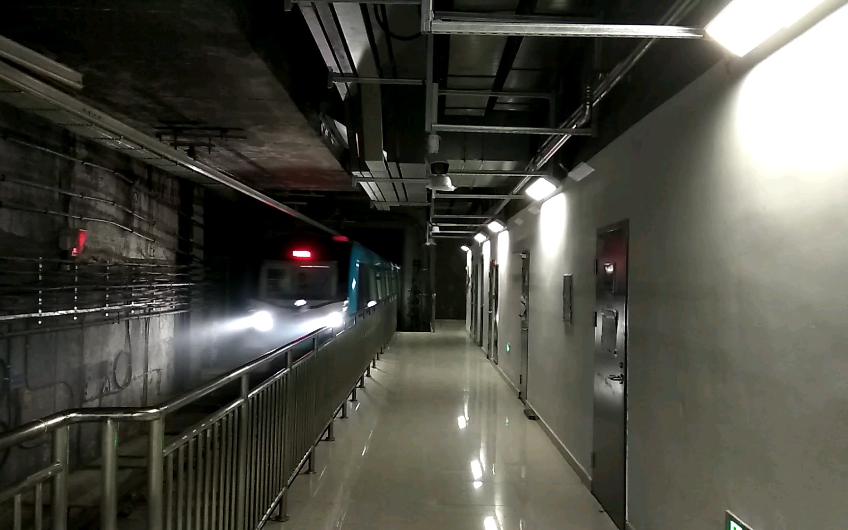 【杭州地铁喜迎新线】杭州地铁五号线05010号车三坝站进站_哔哩哔哩