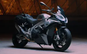 Tải video: Aprilia TUONO V4 | 超级街车，专为运动骑行打造