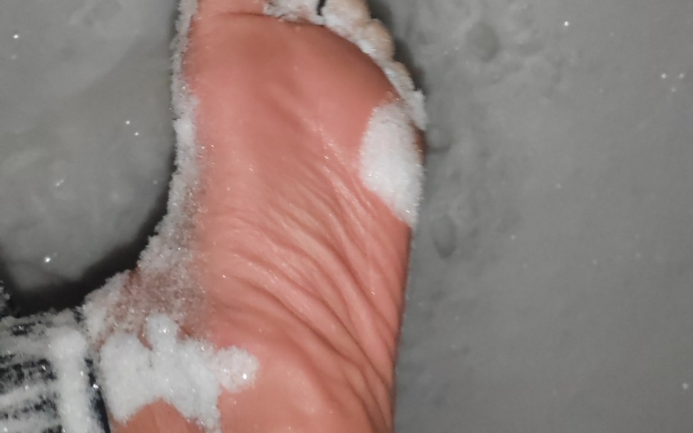 赤脚踩雪4,因为审核所以一个视频只能发一两分钟