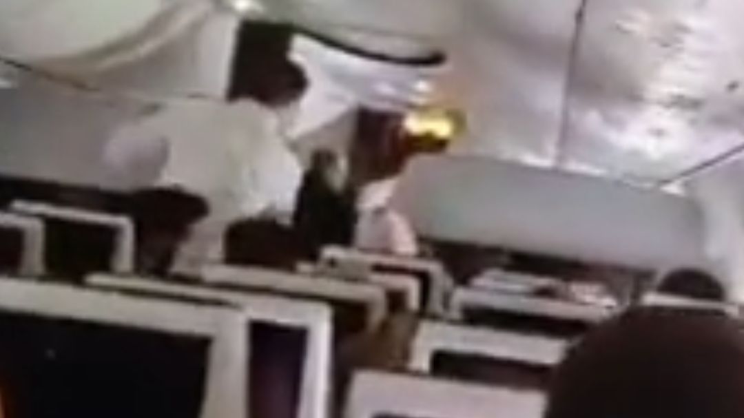 迪拜航空副驾驶被曝此前曾遭停飞：消息人士称因担心其持极端主义观点