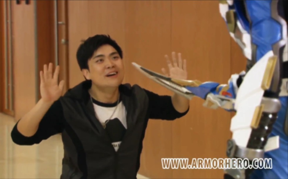 铠甲勇士刑天巴鲁不敌小飞跪地求饶