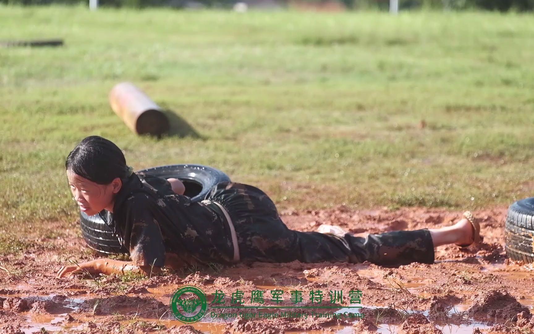 龙虎鹰军事夏令营泥潭活动