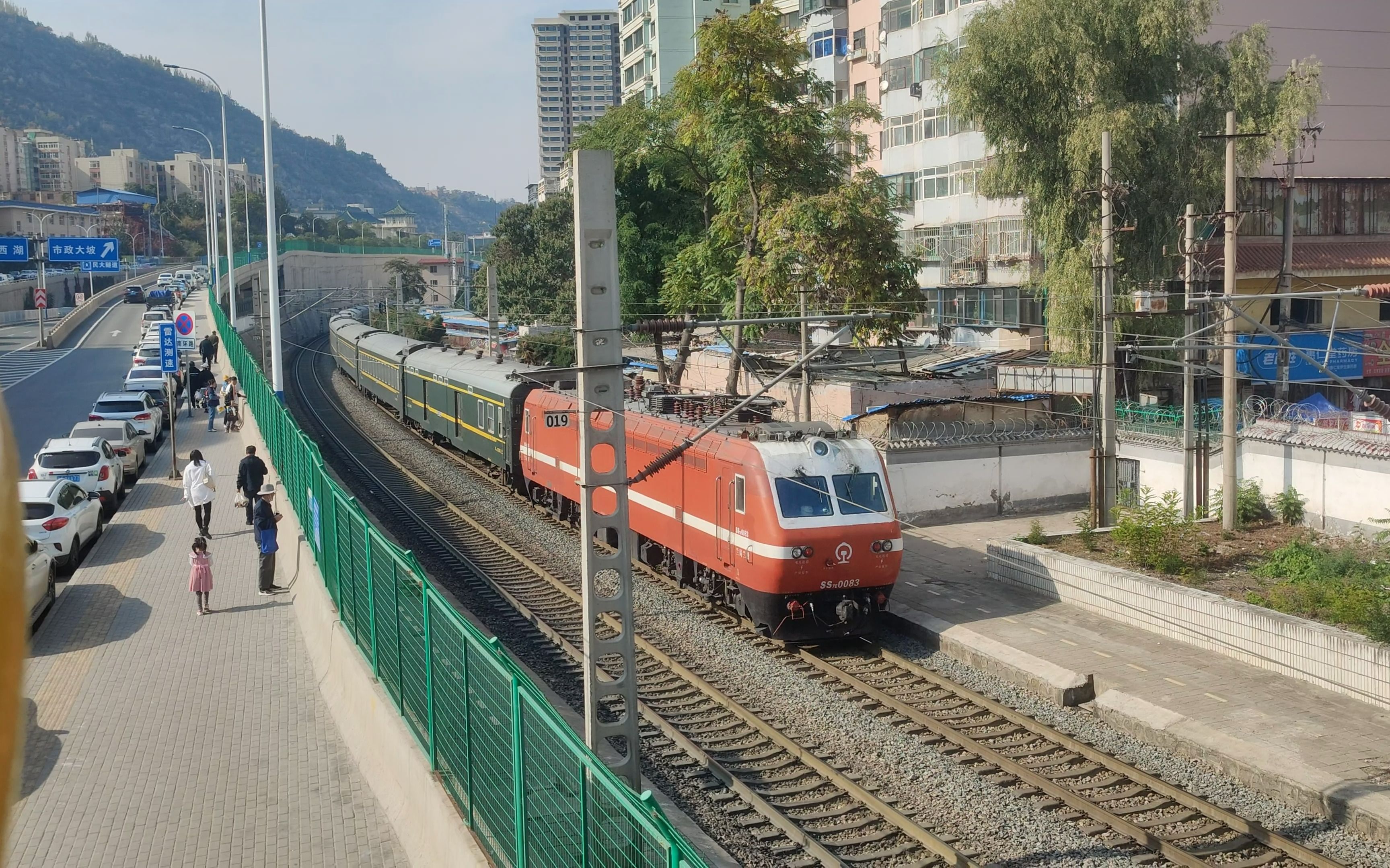 23年10月22日兰州观7e, ss7e-0083挂t176 西宁/西安-北京西接近兰州站