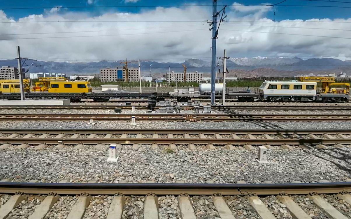 【侧方展望】西宁——格尔木7581次普慢列车行经青藏铁路陶力-德令哈