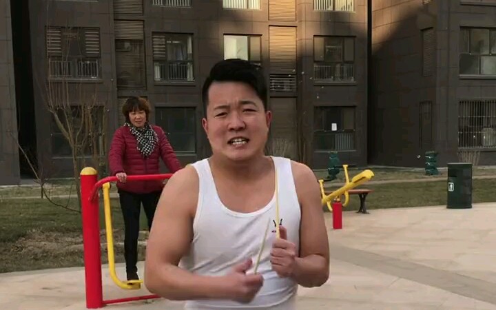 打碗哥啊哈后面那大姐看啥呢红红火火山