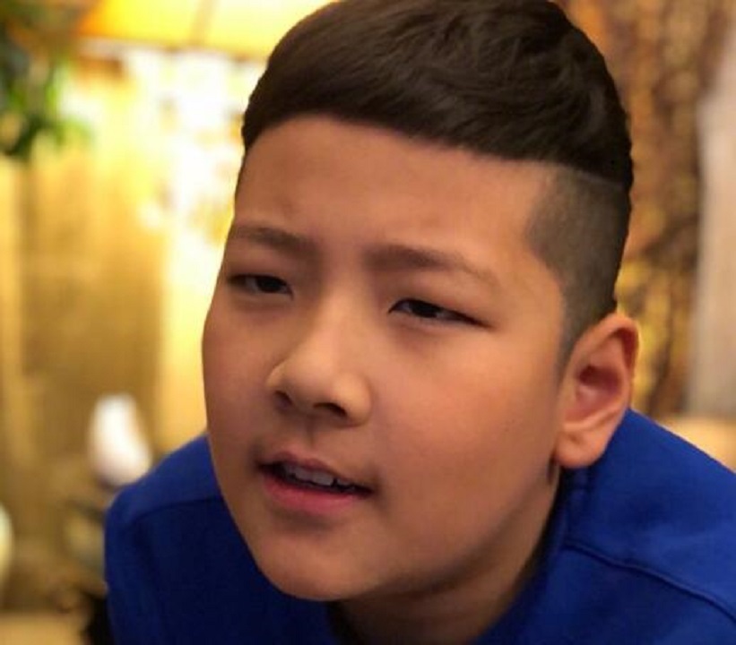 郭涛儿子石头过生日,吃长寿面真可爱,真是好像爸爸!