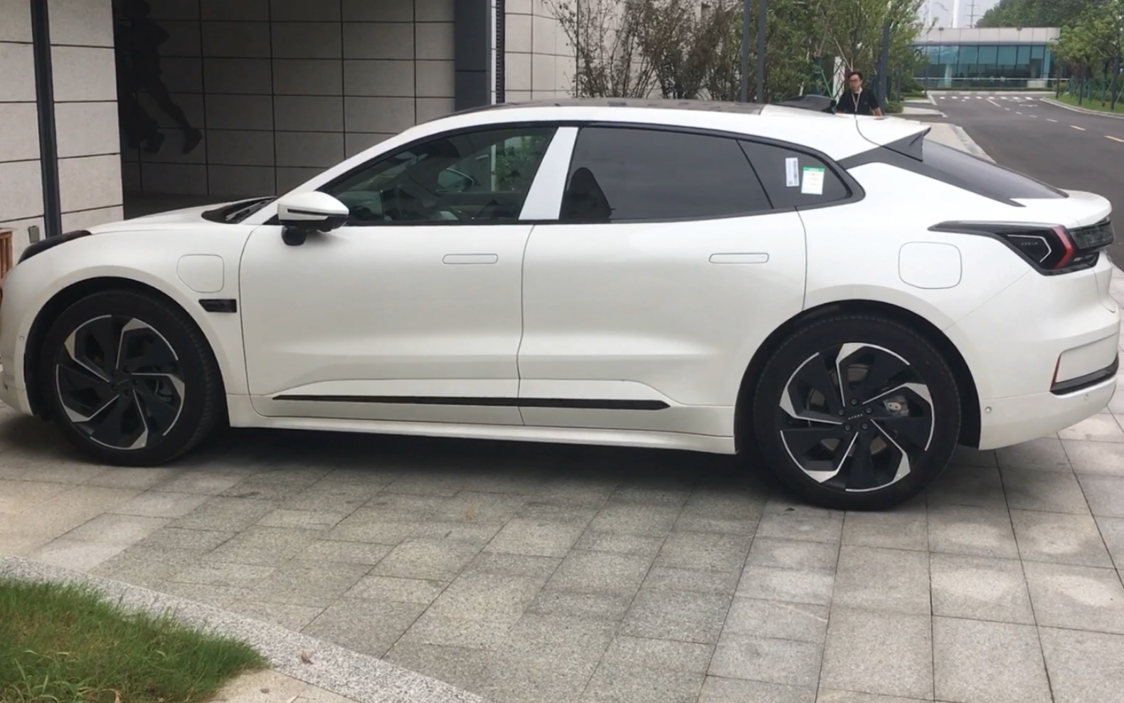 极氪001纯白弧光幻影轮毂第一集是空气动力学轮毂