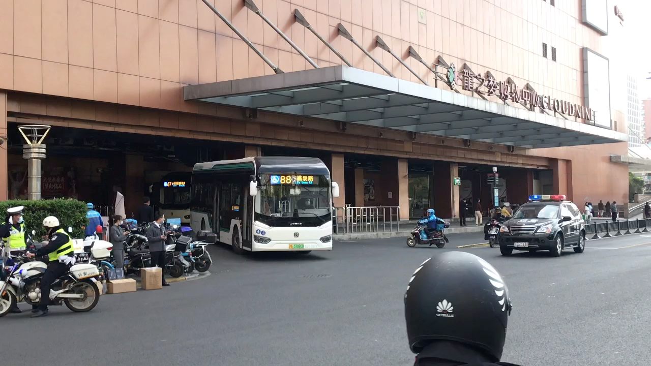 [上海公交]88路进出中山公园枢纽站_哔哩哔哩_bilibili