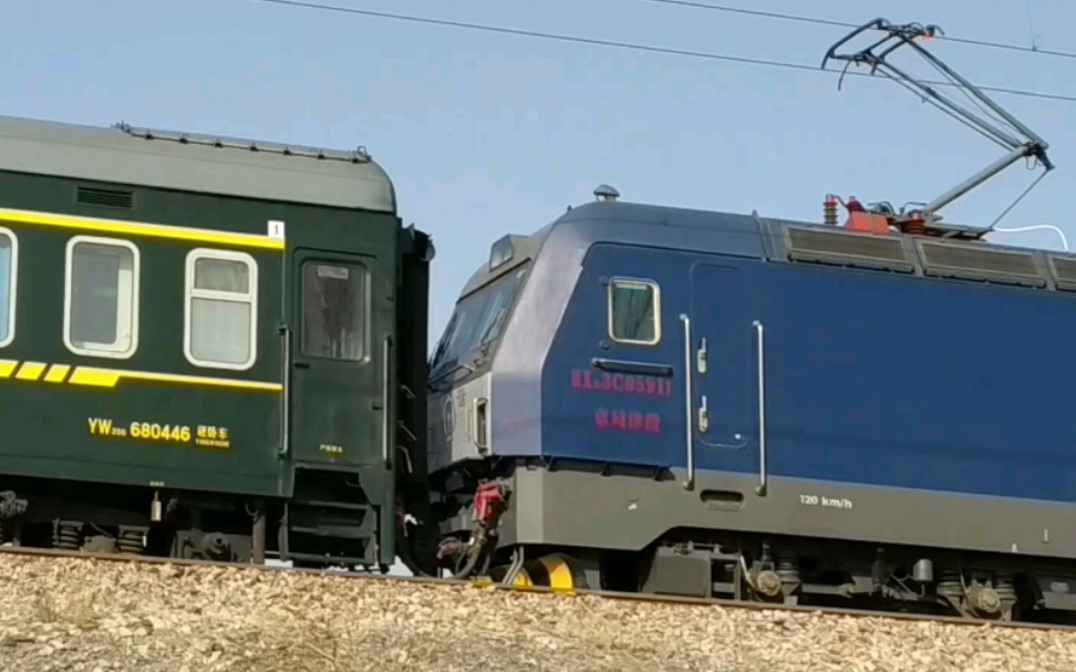 k1620次列车快速驶入津霸线永清站,去里澜城站方向,大车友好鸣笛,内含