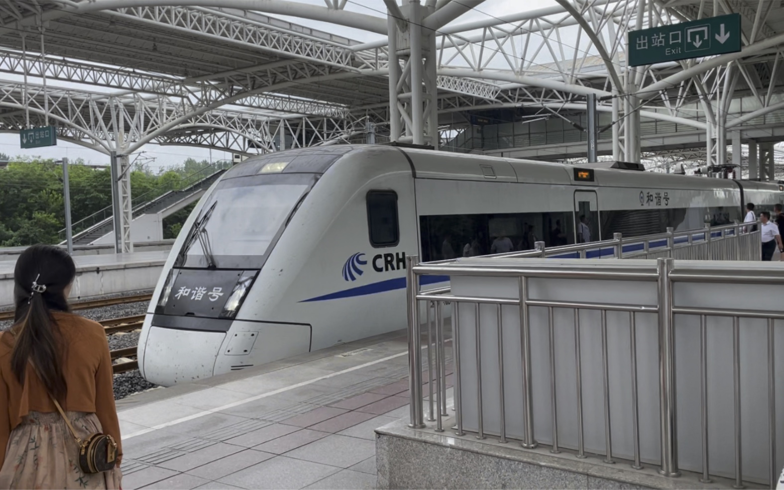 d2216次列车进入扬州站