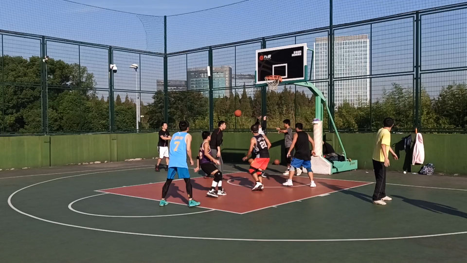 上海公园篮球场276回本月最精彩比赛各种打平比分交替上升